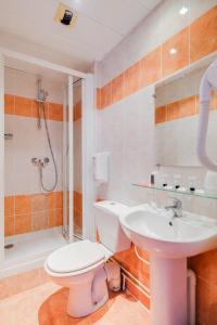 巴黎蒙马特村嘻哈旅舍的浴室配有卫生间、盥洗盆和淋浴。