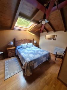 坎加斯-德奥尼斯拉巴​​尔沙酒店的一间卧室配有一张床和天窗