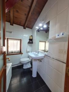 坎加斯-德奥尼斯拉巴​​尔沙酒店的一间带水槽和卫生间的浴室