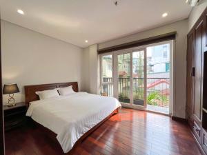 河内NINE HOUSING 535 Kim Ma的一间卧室设有一张床和一个大窗户