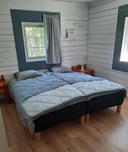 KlässbolDavids Stuga的一间卧室设有一张大床和窗户