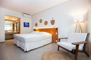 伊利亚贝拉梅塞德斯酒店的卧室配有一张白色大床和一把椅子