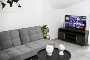 阿基欧斯尼古拉斯Casa De Lago的带沙发和电视的客厅