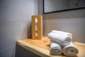 阿基欧斯尼古拉斯Casa De Lago的浴室的木架上备有几条毛巾