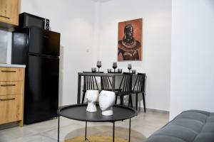 阿基欧斯尼古拉斯Casa De Lago的厨房配有桌子和黑冰箱。