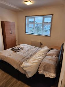 Streatham ValePeace House的卧室内的一张大床,设有窗户