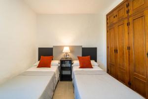 扎霍拉Apartamento Jibazahora P6 - Primera Planta的两张带橙色枕头的床