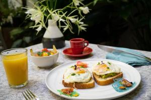 圣胡安Casa Sol Bed and Breakfast的鸡蛋和烤面包片,配上一杯橙汁