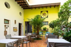 圣胡安Casa Sol Bed and Breakfast的餐厅设有桌椅和黄色的墙壁