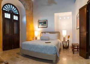 圣胡安Casa Sol Bed and Breakfast的一间卧室设有床、窗户和门