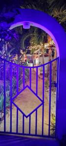 别克斯Casa de Tortuga Guesthouse的蓝色的客房设有一张桌子和一张长凳
