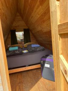 VragenderAchterhoeks Goed, Minicamping in Vragender的小房间,带两张床和行李箱