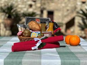 贝尼曼特利Torre de Arriba Casa Rural的餐桌上装满食物的野餐篮