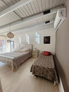 罗萨里奥Garden Loft的一间卧室配有一张床和一台电视。