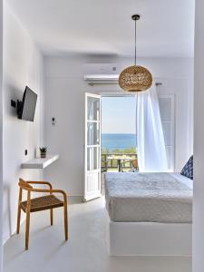 帕罗奇亚Paros Five Senses的一间卧室配有一张床,享有海景