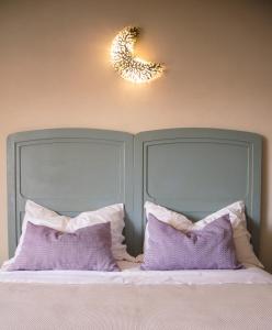 福贾B&B La Casa Pugliese的一间卧室配有一张带紫色枕头的床