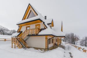 布科维纳-塔钱斯卡Baskowka Wierch Glodowski 25B B by Homeprime的屋顶上积雪的房子