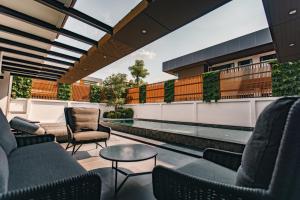 农布Astro Luxury: Ultra Luxury 4 Beds Pool Villa的一个带椅子和桌子的屋顶露台