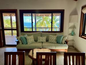 珀拉什奇亚Bella Sway Belize的客厅配有沙发和桌子