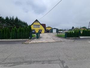 格赖因Pension DonauBlick Grein 2 in Stifterstrasse 19A的坐在街道边的黄色房子