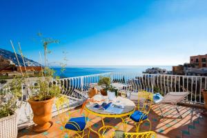 波西塔诺Hotel Villa Delle Palme in Positano的一个带桌椅的海景阳台