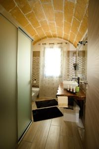 马尔萨拉Casa Vacanza Patrizia的一间带水槽和卫生间的浴室以及窗户。