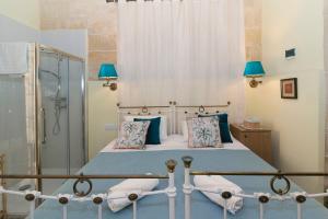 圣保罗湾城Casa Ricca的一间卧室设有一张床和一个玻璃淋浴间