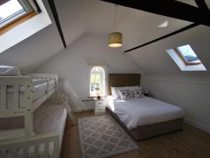 基尔肯尼Knockreagh Farm Cottages, Callan, Kilkenny的一间卧室配有双层床和窗户。