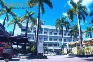 珍南海滩珍南海滩广场酒店的棕榈树的海滩酒店