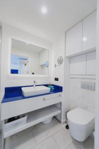 巴统ORBI CITY APART HOTEl的白色的浴室设有卫生间和水槽。