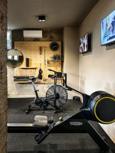 扎达尔美地特兰酒店的健身房的跑步机上的自行车