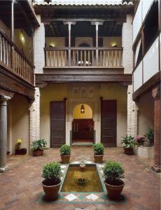 格拉纳达卡萨莫里斯卡酒店的一座建筑中间带喷泉的庭院