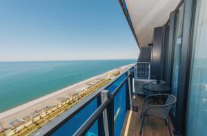 巴统ORBI CITY APART HOTEl的从酒店阳台可欣赏到海滩景色