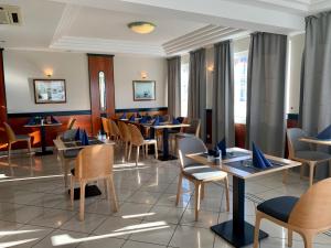 扎达尔美地特兰酒店的一间在房间内配有桌椅的餐厅
