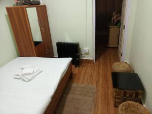 大吉岭Primrose Homestay (A cozy 2 bedroom apartment)的一间卧室配有一张床,床上有毛巾