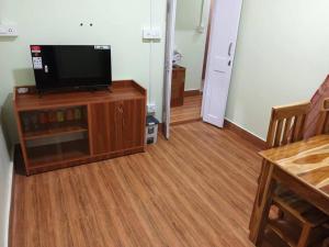 大吉岭Primrose Homestay (A cozy 2 bedroom apartment)的客厅配有壁橱上的平面电视