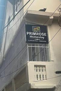 大吉岭Primrose Homestay (A cozy 2 bedroom apartment)的建筑物一侧的标志