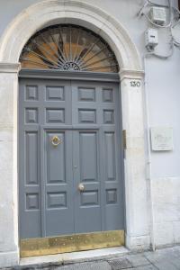 巴里CASA ALMIKA PRINCIPE AMEDEO的大楼里一个大灰色的门
