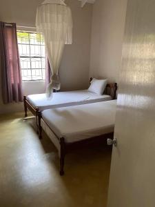 Port ElizabethThe View Villa的带窗户的客房内的两张床