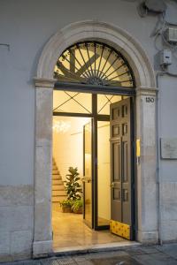 巴里CASA ALMIKA PRINCIPE AMEDEO的大楼入口,有门