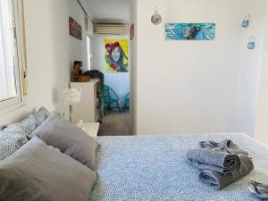加的斯Ático Cádiz Playa的一间卧室配有带毛巾的床