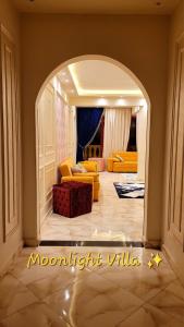‘Ezbet Sa‘dî Mugâwirمون لايت Moon Light Villa的客厅的拱门,配有黄色家具