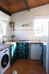马拉加El Maurel的厨房配有洗衣机和洗碗机。