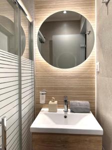 索吉亚Lissos Rooms Sougia的浴室设有白色水槽和镜子