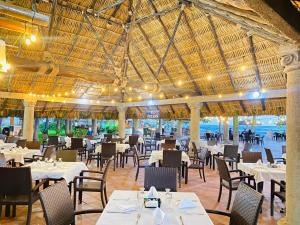 San Luis La HerraduraHOTEL TESORO BEACH的一间带桌椅和大型天花板的餐厅