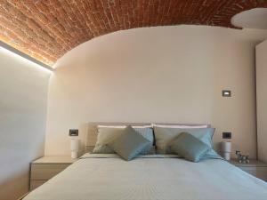 德罗内罗Tenuta Rella的一间卧室配有一张砖砌天花板的床