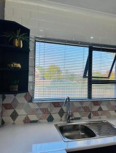 塞昆达Modern studio apartments的带水槽的厨房台面和窗户