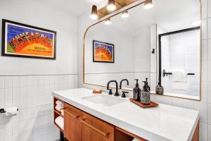 明尼阿波利斯北极星明尼阿波利斯皇冠假日酒店--市区的一间带水槽和镜子的浴室