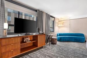 明尼阿波利斯北极星明尼阿波利斯皇冠假日酒店--市区的酒店的客房配有平面电视和蓝色沙发。