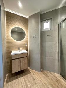 索吉亚Lissos Rooms Sougia的一间带水槽和淋浴的浴室